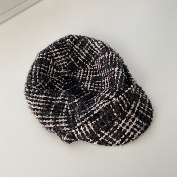 Accessories - Black and white houndstooth cap